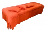 Conjunto de cobre leito em poliéster com 4 peças - sendo 1 colcha 210x79 cm e 39 a franja - e 3 almofadas 32x43 cm o menor e 42x43 cm as maiores - necessitando limpeza.