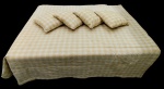 Conjunto de cobre leito forrado em poliéster para cama de casal padrão com 5 peças - sendo 1 colcha 220x200 cm - e 4 almofadas 46x48 cm - necessitando limpeza.