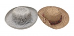 Lote composto por 2 chapéus em palha - sendo 1 de 09x33 cm e 18 cm a medida interna - e 1 da Jamaica 09x34 cm e 18 cm medida interna.