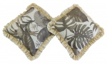 Conjunto com 2 almofadas em tecido encorpado - 46x46 cm - medidas gerais - necessitando limpeza.