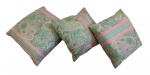 Conjunto com 3 almofadas em poliéster - 45x42 cm a maior e 38x35 cm o menor - necessitando limpeza.