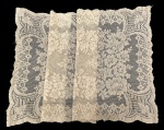 Antigo caminho de mesa em renda - 95x45 cm - com pequenas manchas amareladas do tempo.