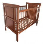 Antigo berço design em madeira envernizada com lateral removível - 111x137x81 cm - lateral removível, necessitando fixar o parafuso.