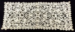 Antigo caminho de mesa em renda - 88x38 cm - com pequenas manchas amareladas do tempo.