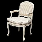 Cadeira de braço em estilo francês com pintura branca, estofada e forrada com tecido listrado, almofada do assento removível. Remanescente da Loja Daslu. Medidas: 92 cm de altura x 50 cm de largura x 49 cm de profund. 