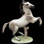 Escultura em porcelana alemã Rosenthal representando cavalo. Artista H. MEISEL, cerca 1930/40. Meds: 26,5 cm x 28,0 cm
