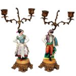 Par de candelabros em bronze com figuras em porcelana européia representando casal em trajes tipicamente espanhol. Altura: 32,0 cm