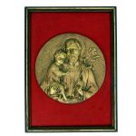 Medalhão em bronze com figura de São José com menino aplicado sobre madeira forrada em veludo vermelho e emoldurado. Medidas: 31,5 x 23 cm e 17,5 cm(diâmetro do medalhão).