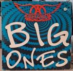 Aerosmith – Big Ones. Selo : Geffen Records – GEF-24546. Formato : 2 x Vinil , LP, Compilação
País : Brasil. Lançado : 1994. Capa muito boa. Encartes excelente. Disco muito bom. Atenção, lote contem somente disco 2, não acompanha disco 1 Usado. Necessita limpeza