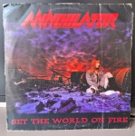 Annihilator – Set The World On Fire. Selo : Roadrunner Records – RR 9200-1. Formato : Vinil , LP, Álbum
País : Brasil. Lançado : 1993. Usado.  Capa muito boa. Encarte excelente. Disco excelente. Necessita limpeza.
