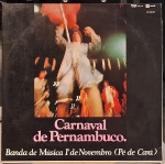 Banda De Música 1° De Novembro (Pé De Cará) –Carnaval De Pernambuco. Selo : Empetur – LP-90.017 , Rozenblit – LP-90.017. Formato : Vinil , LP, Álbum. País : Brasil. Lançado : 1979. Capa excelente. Encarte excelente.  Disco excelente. Usado. Necessita limpeza.