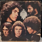 Bendegó –Onde O Olhar Não Mira. Selo : Continental  – 1-01-404-142. Formato : Vinil , LP, Álbum
País : Brasil. Lançado : 1976. Capa boa. Encarte excelente. Disco quase perfeito. Usado. Necessita limpeza