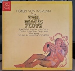 Herbert von Karajan, Giuseppe Verdi, Wiener Philharmoniker. –  Requiem. Selo : Deutsche Grammophon – 415 091-1. Formato : 2 x Vinil , LP. BOX. País : Brasil. Lançado : 1986.  BOX excelente. Encarte excelente. Discos excelentes. Usado. Necessita limpeza.