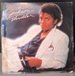 Michael Jackson – Thriller. Selo : Épico – 144776 , Épico – 144,776. Formato : Vinil , LP, Álbum, Estéreo
País : Brasil. Lançado : 1982. Capa boa. Sem encarte.  Disco muito bom. Usado. Necessitam limpeza