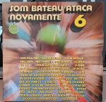 Orquestra Som Bateau Som Bateau Ataca Novamente - Vol. 6. Selo : Polyfar  2494 502. Série : Ataca Novamente  6. Formato : Vinil , LP, Estéreo. País : Brasil. Lançado : 1972.  Capa boa. Disco muito  bom. Usado. Necessita limpeza.