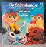 Os Saltimbancos –Os Saltimbancos.Selo : Philips – 6349.321. Formato : Vinil , LP, Álbum. País : Brasil
Lançado : 1977. Capa excelente. Encarte excelente.  Disco excelente. Usado. Necessita limpeza.