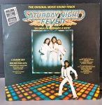 Saturday Night Fever = Os Embalos De Sábado A Noite (The Original Movie Sound Track = Trilha Sonora Original Do Filme Da Paramount Pictures). Selo : RSO – 2479.199/200 , RSO – 2658 123. Formato :
2 x Vinil , LP, Álbum, Compilação , Capa Gatefold. País : Brasil. Lançado : 1978. Usado. Capa excelente. Discos excelentes. Necessita limpeza.