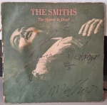 The Smiths – The Queen Is Dead. Selo : Rough Trade – 610.7082 , Rough Trade – 39.003. Formato :
Vinil , LP, Álbum , Capa Dupla. País : Brasil. Lançado : 1986. Capa  boa. Sem encarte.  Disco  bom. Usado. Necessitam limpeza