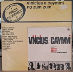 Vinicius e Caymmi – No Zum Zum. Selo : Fontana – 6485 106. Série : Fora De Série. Formato : Vinil , LP, Álbum, Reedição, Estéreo. País : Brasil Lançado :1978. Capa muito boa.   Disco excelente. Usado. Necessita limpeza.