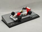 Miniatura McLaren MP4/8 Ayrton Senna Australia GP 1993, Escala 1/43, Coleção Lendas, carrinho de coleção.Item conforme fotos, possui pequeno trinco no acrilico.