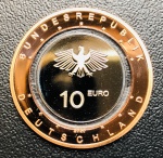 Folder com Moeda 10 Euros Alemanha 2020 Letra F - Km-391 FC - Trimetálico, Anel de polímero transparente - 9,8 g - 28,75 mm - Comemorativa Série: Luft bewegt - Uma Terra
