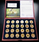 Rara Serie De 24 Medalhas Comemorativas Passaros Canoros Europeus ( Cobre Banhado Á Ouro - 14,6gr - 33mm - Colorida ) - Acompanha Estojo Em Madeira, Luva Do Estojo, Livreto Explicativo E Certificados - Edição Lmitada a 999 Estojos. 