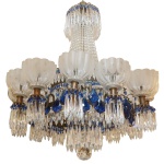 BACCARAT - Imponente lustre em cristal francês para 20 lâmpadas com estrutura circular em bronze. Braços recurvos ornamentados por contas azul safira e pingentes facetados, rematados por pequenas cúpulas fosqueadas e moldadas em gomos. Parte central com torre rodeada por colares de contas lapidadas e encimada por adorno superior com pingos e adornos azuis. 113 x 77 cm. Passamos para informar os detalhes e o procedimento para a retirada do seu lote: O lote encontra-se originalmente em Belo Horizonte (MG). e estará disponível em nosso escritório em São Paulo (SP) a partir de uma semana após o término do leilão. A retirada deve ser feita exclusivamente mediante agendamento prévio. Telefone para agendamento: (11) 5044-1228. Por favor, entre em contato conosco pelo telefone acima para escolher o melhor dia e horário para buscar o seu lote.