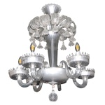 Lustre para 6 velas em metal e cristal de Murano. Anos 50. Bojo semi esférico sustentando braços recurvos rematados por largas bobeches. Ao centro apresenta corneta listada e bordada por adornos em cristal no formato de volutas realçadas por pingentes. Parte superior moldada em trompa com borda espiralada. 88 x 65 cm. Base e uma das folhas com mínimo bicado. Passamos para informar os detalhes e o procedimento para a retirada do seu lote: O lote encontra-se originalmente em Belo Horizonte (MG). e estará disponível em nosso escritório em São Paulo (SP) a partir de uma semana após o término do leilão. A retirada deve ser feita exclusivamente mediante agendamento prévio. Telefone para agendamento: (11) 5044-1228. Por favor, entre em contato conosco pelo telefone acima para escolher o melhor dia e horário para buscar o seu lote.
