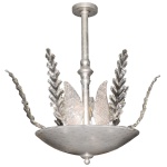 Lustre em metal e cristal de Murano. Anos 50. Coluna central anelada rematada na parte inferior por cúpula circular ladeada e ornamentada por grandes folhagens reviradas. 69 x 66 cm. Prato 43 cm. Passamos para informar os detalhes e o procedimento para a retirada do seu lote: O lote encontra-se originalmente em Belo Horizonte (MG). e estará disponível em nosso escritório em São Paulo (SP) a partir de uma semana após o término do leilão. A retirada deve ser feita exclusivamente mediante agendamento prévio. Telefone para agendamento: (11) 5044-1228. Por favor, entre em contato conosco pelo telefone acima para escolher o melhor dia e horário para buscar o seu lote.