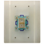MARIO SEGUSO. Murano - Original luminária de parede, de formato retangular, construída com placa de vidro artístico de Murano, fosqueado centralizando composição com medalhões quadrados e retangulares ornamentados em policromia com figuras geométricas. Suporte de sustentação com encaixes. Passamos para informar os detalhes e o procedimento para a retirada do seu lote: O lote encontra-se originalmente em Belo Horizonte (MG). e estará disponível em nosso escritório em São Paulo (SP) a partir de uma semana após o término do leilão. A retirada deve ser feita exclusivamente mediante agendamento prévio. Telefone para agendamento: (11) 5044-1228. Por favor, entre em contato conosco pelo telefone acima para escolher o melhor dia e horário para buscar o seu lote.