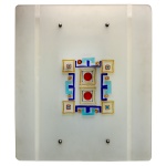 MARIO SEGUSO. Murano - Original luminária de parede, de formato retangular, construída com placa de vidro artístico de Murano, fosqueado centralizando composição com medalhões quadrados e retangulares ornamentados em policromia com figuras geométricas. Suporte de sustentação com encaixes. 60 x 52 cm (MT).  22 x 20 cm (mosaico). 44 x 20 x 7 cm (estrutura). Passamos para informar os detalhes e o procedimento para a retirada do seu lote: O lote encontra-se originalmente em Belo Horizonte (MG). e estará disponível em nosso escritório em São Paulo (SP) a partir de uma semana após o término do leilão. A retirada deve ser feita exclusivamente mediante agendamento prévio. Telefone para agendamento: (11) 5044-1228. Por favor, entre em contato conosco pelo telefone acima para escolher o melhor dia e horário para buscar o seu lote.