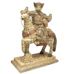 Escultura chinesa construída com placas de osso representando Imperador a cavalo em trajes cerimoniais, realçados em policromia. Bases retangulares em degraus com frisos estilizados. Base retangular em degraus com frisos estilizados. Séc. XX. Marcado no fundo. 72 x 28 cm. Passamos para informar os detalhes e o procedimento para a retirada do seu lote: O lote encontra-se originalmente em Belo Horizonte (MG). e estará disponível em nosso escritório em São Paulo (SP) a partir de uma semana após o término do leilão. A retirada deve ser feita exclusivamente mediante agendamento prévio. Telefone para agendamento: (11) 5044-1228. Por favor, entre em contato conosco pelo telefone acima para escolher o melhor dia e horário para buscar o seu lote.