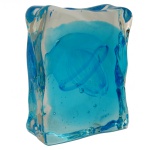 MARTINO SIGNORETTO (1990, Veneza). Série Aquarium. Arte Contemporânea - Escultura retangular com laterais irregulares, em cristal de Murano azul claro, representando fundo marinho e ornamentada por peixe policromado realçado por bullicante. Assinado pelo importante mestre vidreiro italiano. 26 x 20 x 8 cm. Martino Signoretto nasceu em Veneza em 1990. Sua paixão pelo vidro começou desde cedo, seu pai era vidreiro e o próprio Martino era sobrinho do grande Pino Signoretto. Terminado o liceu artístico, onde se afirmou e desenvolveu as suas aptidões artísticas, passou a auxiliar o avô como serventino. Assim, ele começou a conhecer as técnicas de trabalho em vidro, aprendendo-as diretamente com o Mestre e seus assistentes. A assistência a Pino Signoretto, considerado o melhor mestre vidreiro do mundo e famoso por seu ecletismo, permitiu que ele aprendesse as técnicas de processamento do vidro de Murano. Quando seu avô faleceu, ele se tornou o mestre vidreiro do Signoretto Furnace, onde cria suas próprias obras. Colabora na criação das obras de vários artistas e designers como Hiroko Ueki, Marc Quinn, Ritva Liisa Pohjalainen, Oiva Toikka, Markku Piri, Harri Koskinen, Illka Suppanen Adel Abdessemed. Passamos para informar os detalhes e o procedimento para a retirada do seu lote: O lote encontra-se originalmente em Belo Horizonte (MG). e estará disponível em nosso escritório em São Paulo (SP) a partir de uma semana após o término do leilão. A retirada deve ser feita exclusivamente mediante agendamento prévio. Telefone para agendamento: (11) 5044-1228. Por favor, entre em contato conosco pelo telefone acima para escolher o melhor dia e horário para buscar o seu lote.