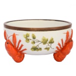Alemanha. Circa 1900 - Saladeira alemã de estilo Art Nouveau em porcelana branca de formato circular com pintura policromada de folhagens (algas) e pés tridimensionais moldados como lagostas. Borda em metal prateado  da WMF. 12 x 21 cm. Passamos para informar os detalhes e o procedimento para a retirada do seu lote: O lote encontra-se originalmente em Belo Horizonte (MG). e estará disponível em nosso escritório em São Paulo (SP) a partir de uma semana após o término do leilão. A retirada deve ser feita exclusivamente mediante agendamento prévio. Telefone para agendamento: (11) 5044-1228. Por favor, entre em contato conosco pelo telefone acima para escolher o melhor dia e horário para buscar o seu lote.