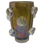 COLIZZA, MURANO. Made in Italy - Excepcional vaso em cristal de Murano verde oliva, de formato reto levemente afunilado, realçado por iridescências e ornamentado por caracóis aplicados em alto relevo. Base circular lisa com fundo lavrado em lóbulos. Assinado pelo importante mestre vidreiro italiano. 40 x 34 cm. Passamos para informar os detalhes e o procedimento para a retirada do seu lote: O lote encontra-se originalmente em Belo Horizonte (MG). e estará disponível em nosso escritório em São Paulo (SP) a partir de uma semana após o término do leilão. A retirada deve ser feita exclusivamente mediante agendamento prévio. Telefone para agendamento: (11) 5044-1228. Por favor, entre em contato conosco pelo telefone acima para escolher o melhor dia e horário para buscar o seu lote.