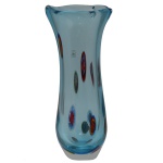 Grande vaso de vidro artístico de Murano na cor azul Aquamarine. Apresenta selo da Cristalerie. 53 x 20 cm. Passamos para informar os detalhes e o procedimento para a retirada do seu lote: O lote encontra-se originalmente em Belo Horizonte (MG). e estará disponível em nosso escritório em São Paulo (SP) a partir de uma semana após o término do leilão. A retirada deve ser feita exclusivamente mediante agendamento prévio. Telefone para agendamento: (11) 5044-1228. Por favor, entre em contato conosco pelo telefone acima para escolher o melhor dia e horário para buscar o seu lote.