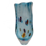 Vaso em vidro artístico de Murano de cor azul claro, de formato alongado e irregular, ornamentado por pastilhas ovaladas policromadas e realçado em bullicante. Bojo abaulado encimado por borda ondulada, apoiado em base cônica. Apresenta selo da Cristaleria. 40 x 15 cm. Passamos para informar os detalhes e o procedimento para a retirada do seu lote: O lote encontra-se originalmente em Belo Horizonte (MG). e estará disponível em nosso escritório em São Paulo (SP) a partir de uma semana após o término do leilão. A retirada deve ser feita exclusivamente mediante agendamento prévio. Telefone para agendamento: (11) 5044-1228. Por favor, entre em contato conosco pelo telefone acima para escolher o melhor dia e horário para buscar o seu lote.