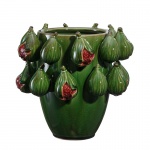 Vaso de formato cônico em cerâmica vitrificada com acabamento em verniz brilhante, decorado em relevos realistas de figos verdes, alguns fechados e outros abertos revelando o interior rosado da fruta. 25 x 26 cm. Uma peça maximalista marcante muito apreciada no design de interiores contemporâneo. Passamos para informar os detalhes e o procedimento para a retirada do seu lote: O lote encontra-se originalmente em Belo Horizonte (MG). e estará disponível em nosso escritório em São Paulo (SP) a partir de uma semana após o término do leilão. A retirada deve ser feita exclusivamente mediante agendamento prévio. Telefone para agendamento: (11) 5044-1228. Por favor, entre em contato conosco pelo telefone acima para escolher o melhor dia e horário para buscar o seu lote.