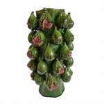 Vaso alto em cerâmica vitrificada com acabamento em verniz brilhante, decorado em relevos realistas de figos verdes, alguns fechados e outros abertos revelando o interior rosado da fruta. 38 x 18.5 cm. uma peça maximalista marcante muito apreciada no design de interiores contemporâneo.