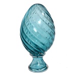 Pinha em vidro artístico de Murano na cor azul. Formato piriforme com decoração em movimentos diagonais. Base circular. 25 x 12 cm. Passamos para informar os detalhes e o procedimento para a retirada do seu lote: O lote encontra-se originalmente em Belo Horizonte (MG). e estará disponível em nosso escritório em São Paulo (SP) a partir de uma semana após o término do leilão. A retirada deve ser feita exclusivamente mediante agendamento prévio. Telefone para agendamento: (11) 5044-1228. Por favor, entre em contato conosco pelo telefone acima para escolher o melhor dia e horário para buscar o seu lote.