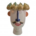 Cachepot em cerâmica esmaltada com acabamento brilhante. Apresenta decoração lúdica e minimalistas de rosto esculpido com bigode, nariz azul destacado e uma coroa decorada com peras. 24 x 29.5 cm. Passamos para informar os detalhes e o procedimento para a retirada do seu lote: O lote encontra-se originalmente em Belo Horizonte (MG). e estará disponível em nosso escritório em São Paulo (SP) a partir de uma semana após o término do leilão. A retirada deve ser feita exclusivamente mediante agendamento prévio. Telefone para agendamento: (11) 5044-1228. Por favor, entre em contato conosco pelo telefone acima para escolher o melhor dia e horário para buscar o seu lote.