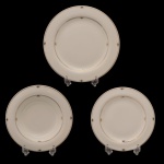 STRAUSS. Modelo Dinasty - Conjunto de pratos para jantar em porcelana nacional. Apresenta frisos dourado com pequenas reservas sobre fundo branco. Constando de 18 peças, sendo: 6 pratos rasos (28 cm), 6 pratos fundos (24 cm) e 6 pratos para sobremesa (23 cm). Marca da manufatura no fundo. Passamos para informar os detalhes e o procedimento para a retirada do seu lote: O lote encontra-se originalmente em Belo Horizonte (MG). e estará disponível em nosso escritório em São Paulo (SP) a partir de uma semana após o término do leilão. A retirada deve ser feita exclusivamente mediante agendamento prévio. Telefone para agendamento: (11) 5044-1228. Por favor, entre em contato conosco pelo telefone acima para escolher o melhor dia e horário para buscar o seu lote.