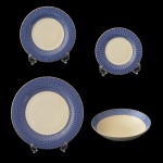Serviço para jantar de porcelana policromada. Fundo de superfície branca com larga faixa em azul cobalto. Constando de 6 pratos, sendo: 6 pratos rasos (28 cm), 6 pratos fundos (24 cm), 6 pratos para sobremesa (19 cm) e 6 prato para pão (16 cm). No fundo as inscrições: Deam Royal Bone China. Passamos para informar os detalhes e o procedimento para a retirada do seu lote: O lote encontra-se originalmente em Belo Horizonte (MG). e estará disponível em nosso escritório em São Paulo (SP) a partir de uma semana após o término do leilão. A retirada deve ser feita exclusivamente mediante agendamento prévio. Telefone para agendamento: (11) 5044-1228. Por favor, entre em contato conosco pelo telefone acima para escolher o melhor dia e horário para buscar o seu lote.