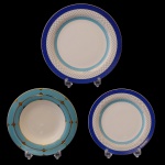 STRAUSS. Modelo Folies - Conjunto de pratos para jantar em porcelana nacional. Apresenta decorações diferenciadas, predominando o azul em fundo branco. Constando de 18 peças, sendo: 6 pratos rasos (28 cm), 6 pratos fundos (24 cm) e 6 pratos para sobremesa (23 cm). Marca da manufatura no fundo. Passamos para informar os detalhes e o procedimento para a retirada do seu lote: O lote encontra-se originalmente em Belo Horizonte (MG). e estará disponível em nosso escritório em São Paulo (SP) a partir de uma semana após o término do leilão. A retirada deve ser feita exclusivamente mediante agendamento prévio. Telefone para agendamento: (11) 5044-1228. Por favor, entre em contato conosco pelo telefone acima para escolher o melhor dia e horário para buscar o seu lote.