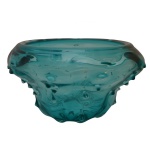 Grande e espesso bowl de cristal de Murano na cor verde esmeralda com relevos pontilhados nas laterais. 30 x 50 cm.Passamos para informar os detalhes e o procedimento para a retirada do seu lote: O lote encontra-se originalmente em Belo Horizonte (MG). e estará disponível em nosso escritório em São Paulo (SP) a partir de uma semana após o término do leilão. A retirada deve ser feita exclusivamente mediante agendamento prévio. Telefone para agendamento: (11) 5044-1228. Por favor, entre em contato conosco pelo telefone acima para escolher o melhor dia e horário para buscar o seu lote.