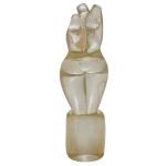 MARTINO SIGNORETTO (1990, Veneza). Arte Contemporânea  Vênus. Escultura em cristal de Murano com nuances em ouro. Base cilíndrica. Assinado pelo mestre vidreiro italiano. 32 x 10 cm. Artista com cotação internacional. Martino Signoretto nasceu em Veneza em 1990. Sua paixão pelo vidro começou desde cedo, seu pai era vidreiro e o próprio Martino era sobrinho do grande Pino Signoretto. Terminado o liceu artístico, onde se afirmou e desenvolveu as suas aptidões artísticas, passou a auxiliar o avô como serventino.Assim, ele começou a conhecer as técnicas de trabalho em vidro, aprendendo-as diretamente com o Mestre e seus assistentes. A assistência a Pino Signoretto, considerado o melhor mestre vidreiro do mundo e famoso por seu ecletismo, permitiu que ele aprendesse as técnicas de processamento do vidro de Murano.Quando seu avô faleceu, ele se tornou o mestre vidreiro do Signoretto Furnace, onde cria suas próprias obras. Colabora na criação das obras de vários artistas e designers como Hiroko Ueki, Marc Quinn, Ritva Liisa Pohjalainen, Oiva Toikka, Markku Piri, Harri Koskinen, Illka Suppanen Adel Abdessemed. Passamos para informar os detalhes e o procedimento para a retirada do seu lote: O lote encontra-se originalmente em Belo Horizonte (MG). e estará disponível em nosso escritório em São Paulo (SP) a partir de uma semana após o término do leilão. A retirada deve ser feita exclusivamente mediante agendamento prévio. Telefone para agendamento: (11) 5044-1228. Por favor, entre em contato conosco pelo telefone acima para escolher o melhor dia e horário para buscar o seu lote.