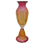 Original floreira em cristal de Murano, moldada com suaves gomos em tons de amarelos e rosados, realçada por bullicante. Bojo piriforme encimado por gargalo em corneta e borda dentada, apoiado em pequenos anelados. Base em cone, esparramada e lobulada. Apresenta etiqueta de origem. 63 x 20 cm. Passamos para informar os detalhes e o procedimento para a retirada do seu lote: O lote encontra-se originalmente em Belo Horizonte (MG). e estará disponível em nosso escritório em São Paulo (SP) a partir de uma semana após o término do leilão. A retirada deve ser feita exclusivamente mediante agendamento prévio. Telefone para agendamento: (11) 5044-1228. Por favor, entre em contato conosco pelo telefone acima para escolher o melhor dia e horário para buscar o seu lote.