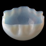 Vetro Artístico Murano - Grande bowl circular liso com borda ondulada, em cristal de Murano de cor branca opalinada levemente iridescente. Marca da Vetro Artístico Murano. Selo no fundo da peça. 27 x 47 cm. Passamos para informar os detalhes e o procedimento para a retirada do seu lote: O lote encontra-se originalmente em Belo Horizonte (MG). e estará disponível em nosso escritório em São Paulo (SP) a partir de uma semana após o término do leilão. A retirada deve ser feita exclusivamente mediante agendamento prévio. Telefone para agendamento: (11) 5044-1228. Por favor, entre em contato conosco pelo telefone acima para escolher o melhor dia e horário para buscar o seu lote.