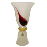 Belíssimo vaso em vidro artístico de Murano, construído com duas partes superpostas e lisas moldadas no formato de sino, reunidas por adorno anelado ornamentado por flocos em ouro 24 K. Bojo com boca em corneta, ornado por estilização escorrida de cor grená. Base com borda inferior esparramada. 44 x 26 cm. Passamos para informar os detalhes e o procedimento para a retirada do seu lote: O lote encontra-se originalmente em Belo Horizonte (MG). e estará disponível em nosso escritório em São Paulo (SP) a partir de uma semana após o término do leilão. A retirada deve ser feita exclusivamente mediante agendamento prévio. Telefone para agendamento: (11) 5044-1228. Por favor, entre em contato conosco pelo telefone acima para escolher o melhor dia e horário para buscar o seu lote.