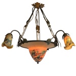 Lustre Art Nouveau, em pasta de vidro ornamentada por cores mescladas sobre fundo amarelo. Cúpula central de formato cônico, ladeada por braços recurvos realçados por folhagens e rematados por tulipas com bordas onduladas. Hastes laterais duplas reunidas ao topo por adorno floral. Centro com 45 cm diam. 73 x 76 cm. Cúpula 16 x 12 cm. Passamos para informar os detalhes e o procedimento para a retirada do seu lote: O lote encontra-se originalmente em Belo Horizonte (MG). e estará disponível em nosso escritório em São Paulo (SP) a partir de uma semana após o término do leilão. A retirada deve ser feita exclusivamente mediante agendamento prévio. Telefone para agendamento: (11) 5044-1228. Por favor, entre em contato conosco pelo telefone acima para escolher o melhor dia e horário para buscar o seu lote.
